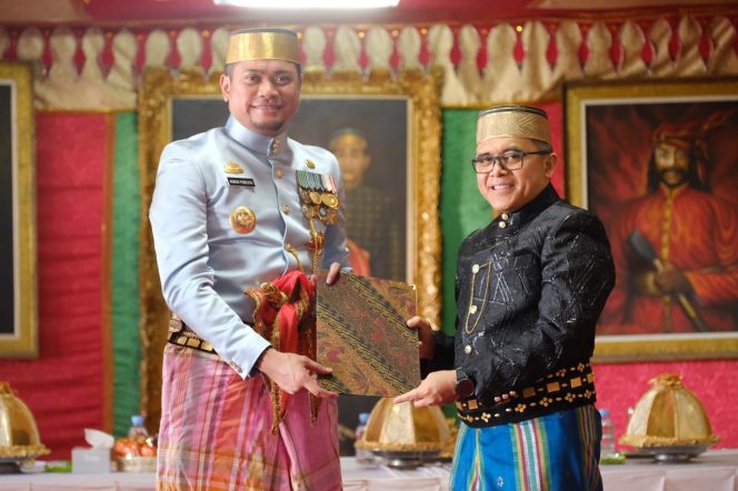 					MenPANRB Diberi Gelar Nama Adat Gowa “Daeng Tojeng”