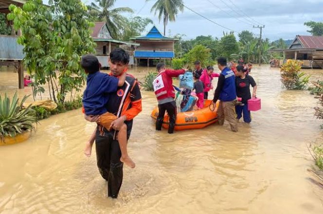 					Bencana Banjir dan Longsor di Sulsel, PMI Turunkan Bantuan Hingga Relawan Bantu Evakuasi Warga  