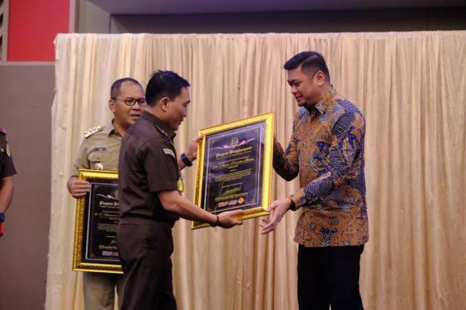 					Bupati Gowa Raih Penghargaan Role Model Kepala Daerah dari Kajati Sulsel 