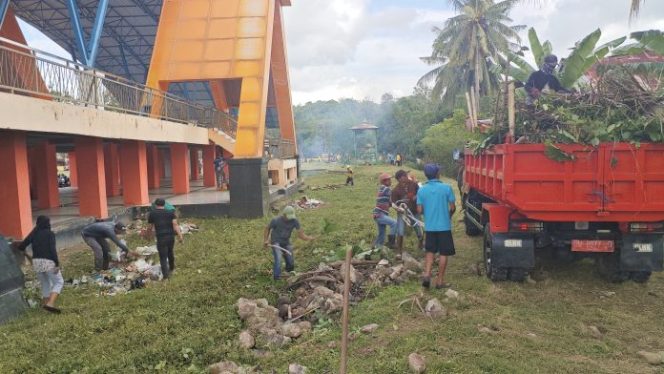 					Jumat Bersih, Ratusan ASN dan Honorer Pemkab Kerja Bakri di Alun-alun Sinjai