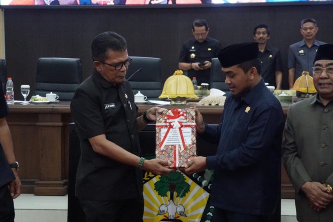 					Pj Sekda Gowa Serahkan Ranperda APBD Perubahan TA 2024 Ke DPRD Gowa