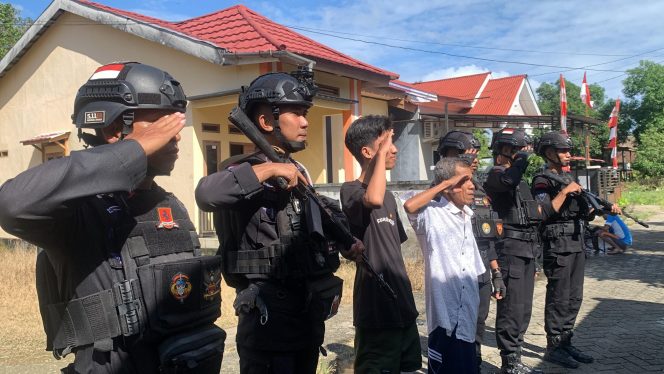 					Patroli Kamtibmas Brimob Bone sambil Bagikan Bendera Merah Putih ke Warga. (Dok. Ist)