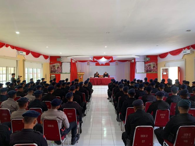 					Dansat Brimob Polda Sulsel saat Memberikan Arahan kepada Personel Batalyon C Pelopor. (Dok. Ist)