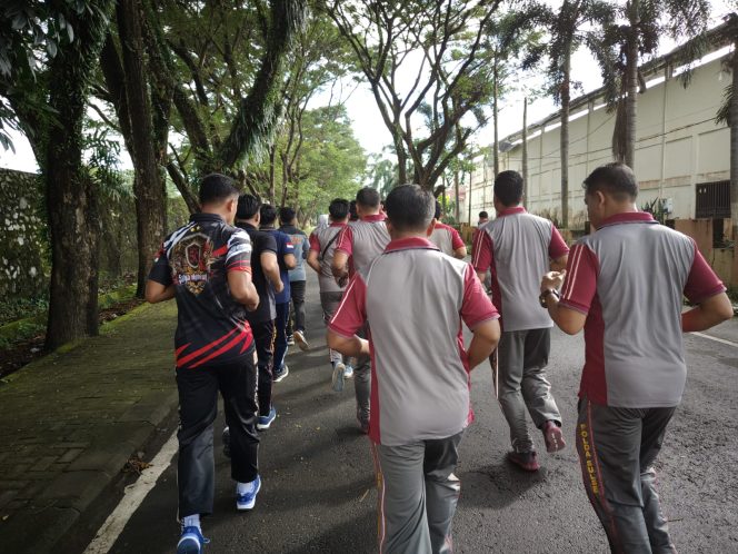 					Lari Bersama Personel Polres Sinjai dengan Keluar Mako Polres. (Dok. Ist/ Humas)