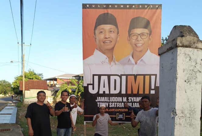 					Relawan JADIMI usai Memasang Baliho Bakal Calon Bupati dan Wakil Bupati Bulukumba, Jamaluddin Syamsi dan Tomy Satria Yulianto. (Dok. Berita.News/ Pribadi)