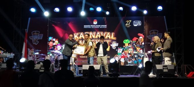 					Penyerahan Penghargaan KPU Sulsel Kepada Ketua KPU Parepare. (Dok. Berita.News/ Wahyu Ady Saputra)