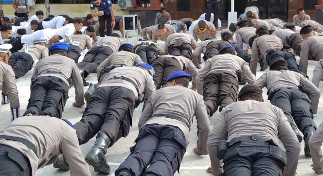 					Kapolres Sinjai AKBP Harry Azhar Hasry Push Up Bersama Personel. (Dok. Ist/ Humas)
