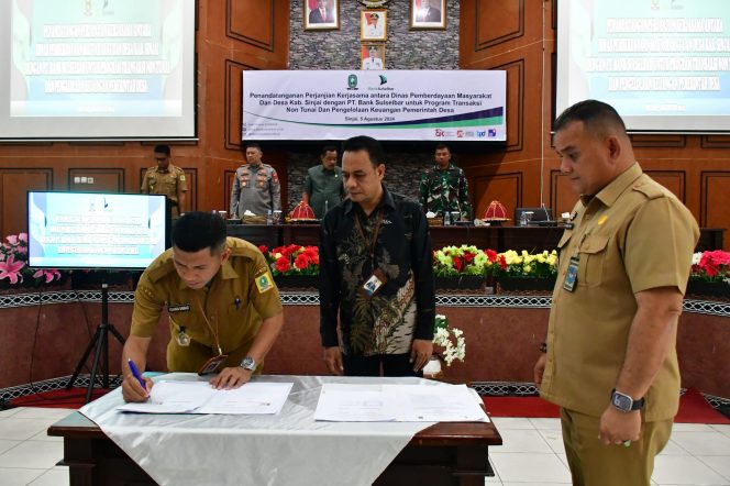 					Penandatanganan kerjasama oleh Kadis PMD Sinjai, Dr. Yuhadi Samad bersama Pimpinan Bank Sulselbar Sinjai, Syaiful Abdullah Mesfer. (Dok. Ist/ Humas)