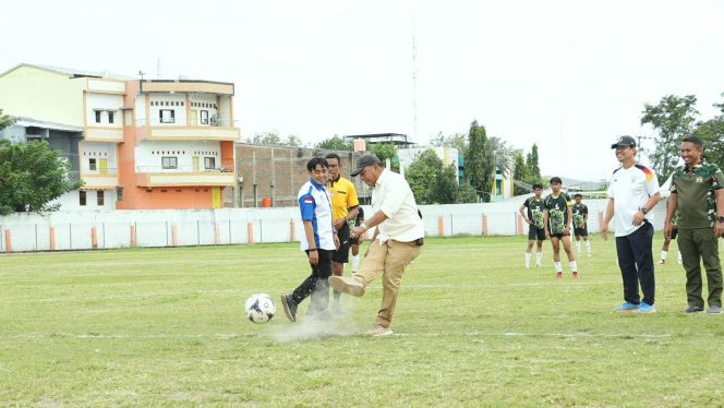 					Tendangan Pertama Muchtar Ali Yusuf Tanda Dimulainya Bupati Cup III Bulukumba 2024. (Dok. Ist/ Humas)