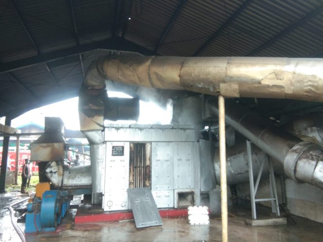 					Petugas Damkar Bulukumba Berjibaku Memadamkan Api di Lokasi Kejadian. (Dok. Ist/ TRC BPBD Bulukumba)