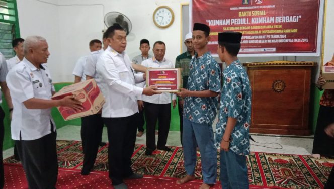 					Penyerahan Bantuan Lapas Parepare ke Panti Asuhan Al Mustaqim. (Dok. Berita.News/ Wahyu Ady Saputra)