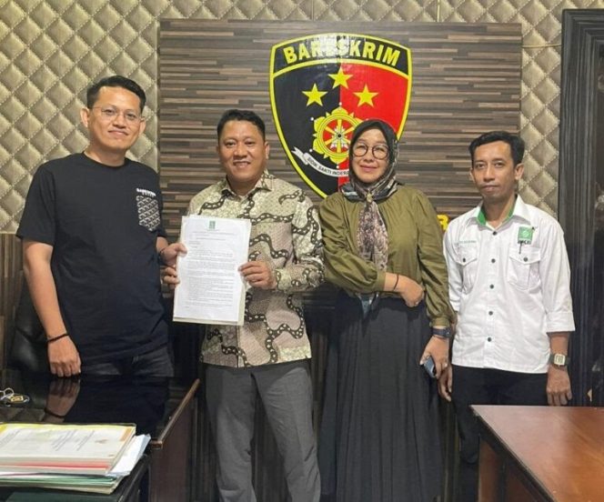 					Ketua DPC PKB Bulukumba, Fahidin HDK bersama Pengurusnya saat Melapor di Polres Bulukumba. (Dok. Ist)
