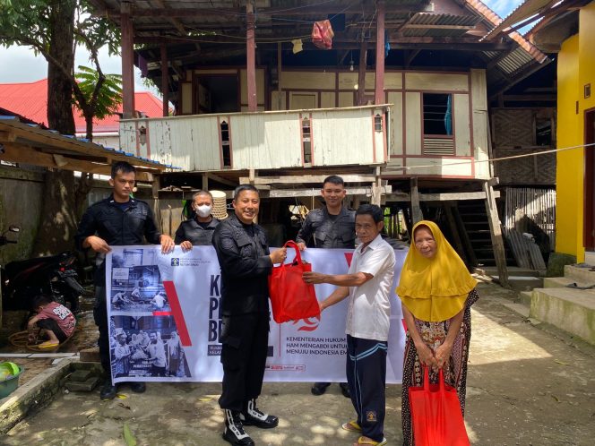 					Karutan Cahyo Sunarko Serahkan Bantuan Sembako kepada Purnabakti Rutan Sinjai. (Dok. Ist)