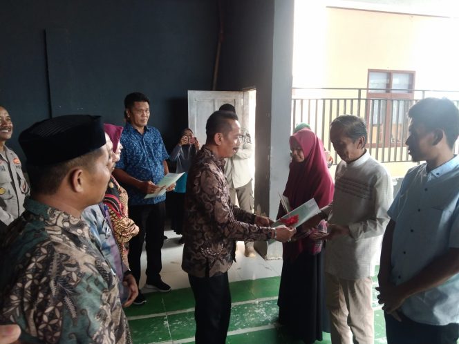 					Sekda Sinjai Serahkan Ratusan Sertipikat PTSL ke Warga