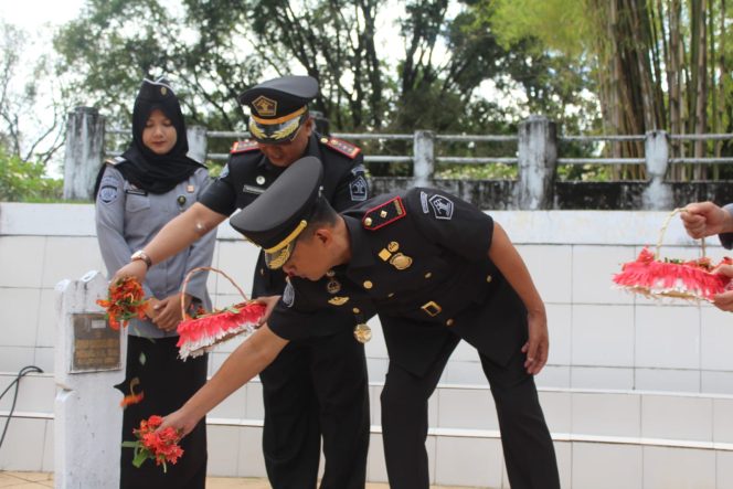 					Kalapas Parepare bersama Jajaran Tabur Bunga di TMP Paccekke. (Dok. Ist/ Humas)
