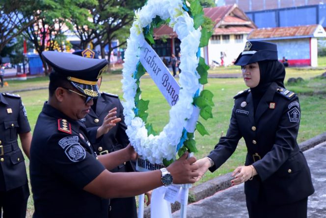 					Kalapas Bulukumba Mut Zaini bersama Jajaran Ziarah dan Tabur Bunga di TMP Taccorong. (Dok. Ist)