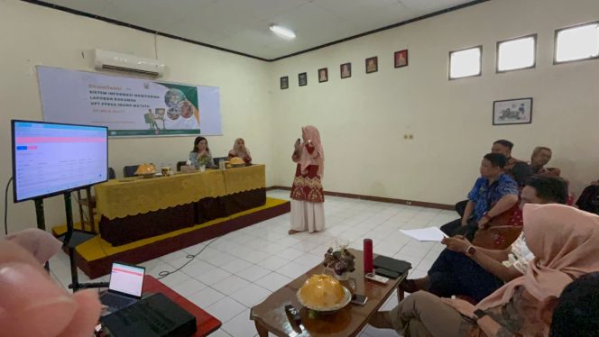 					Kasubag Tata Usaha UPT Pusat Pelayanan Rehabilitasi Sosial Anak (PPRSA) Inang Matutu Andi Miladiyah paparkan proyek perubahan 'SI MILA IMUT' di UPT PPRSA Inang Matutu (dok.)