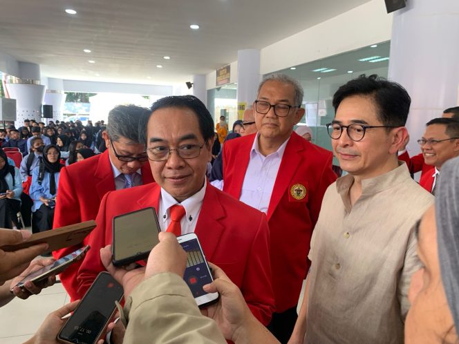 					Rektor Universitas Hasanuddin (UNHAS) Prof Jamaluddin Jompa berbicara di hadapan awak media usai pengukuhan 9 Ribu Lebih Mahasiswa Baru 2024 di JK Auditorium (dok.)