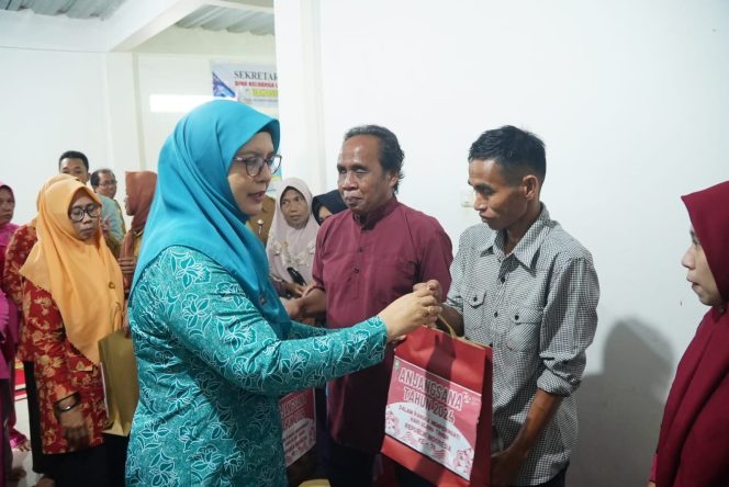 					Momen HUT RI ke- 79, Pemkab Sinjai Berbagi Sembako ke Warga Kurang Mampu