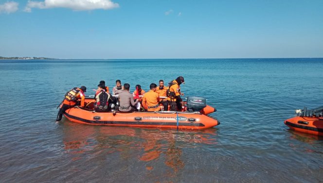 					Brimob bersama Basarnas Parepare Lakukan Pengibaran Bendera Merah Putih di Bawah Laut. (Dok. Berita.News/ Wahyu Ady Saputra)