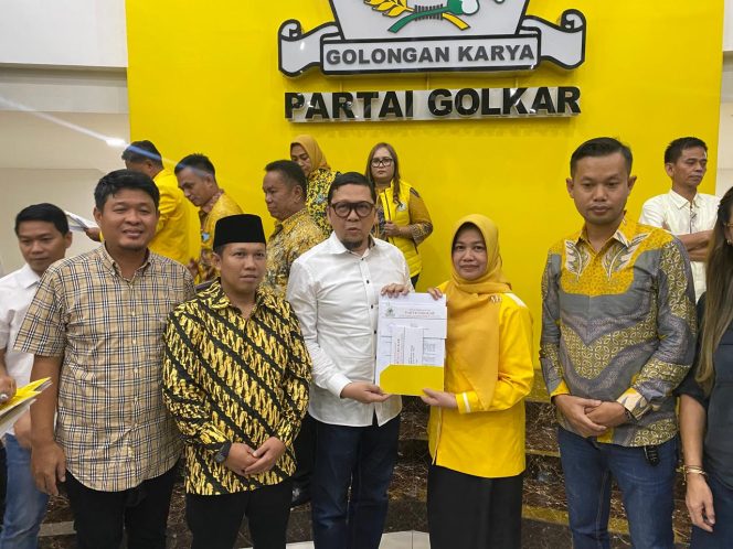 					Pasangan Bakal Calon Bupati dan Wakil Bupati Andi Kartini dan Muzakkir Menerima Rekomendasi dari Partai Golkar. (Dok. Ist)
