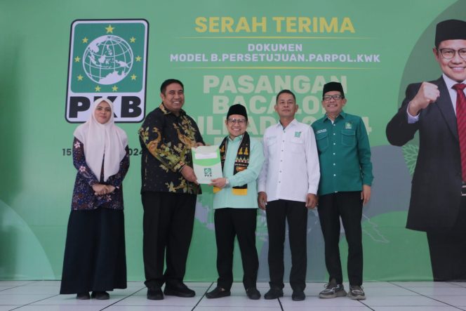 					Penyerahan Rekomendasi PKB ke Paslon Bupati dan Wakil Bupati Maros, Chaidir Syam-Suhartina. (Dok. Ist)