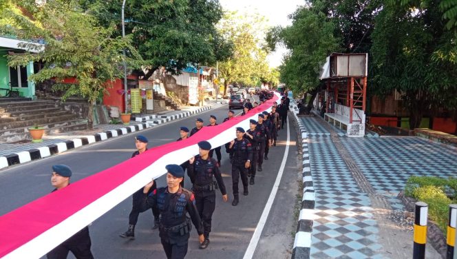 					Personel Brimob Parepare Kirab Bendera Sepanjang 79 Meter. (Dok. Berita.News/ Wahyu Ady Saputra)