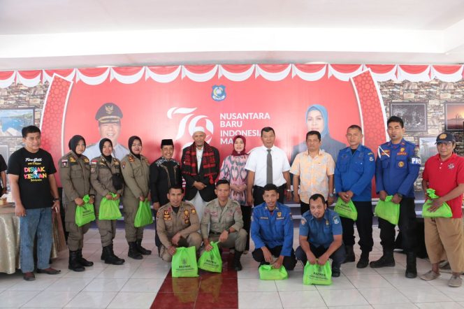 					Diinisiasi TP PKK Bulukumba, Personil Satpol dan Damkar Non ASN Terima Bahan Pokok