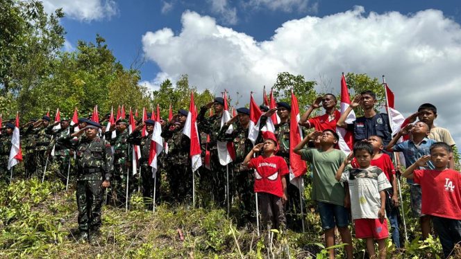 					Personel Brimob Bone bersama Masyarakat Kibarkan Bendera Merah Putih di Puncak Gunung Lampoko. (Dok. Ist)