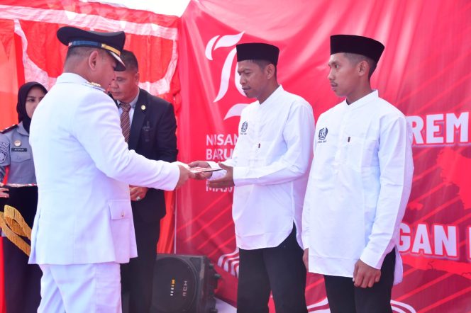 					Pj. Bupati Sinjai, TR Fahsul Falah Menyerahkan SK Remisi secara Simbolis ke WBP Rutan Sinjai. (Dok. Ist)