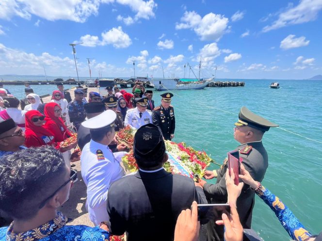 					Prosesi Tabur Bunga di Pelabuhan Larea-rea Sinjai. (Dok. Ist)