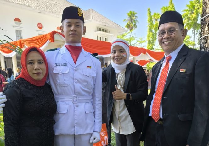 					Andi Farid Algifari siswa kelas 2 SMAN 11 Bulukumba bersama Keluarga. (Dok. Ist)