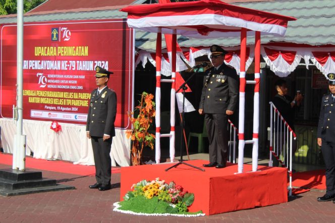 					Penyerahan potongan tumpeng yang dilakukan Kepala Imigrasi kepada Kalapas Parepare. (Dok. Ist)