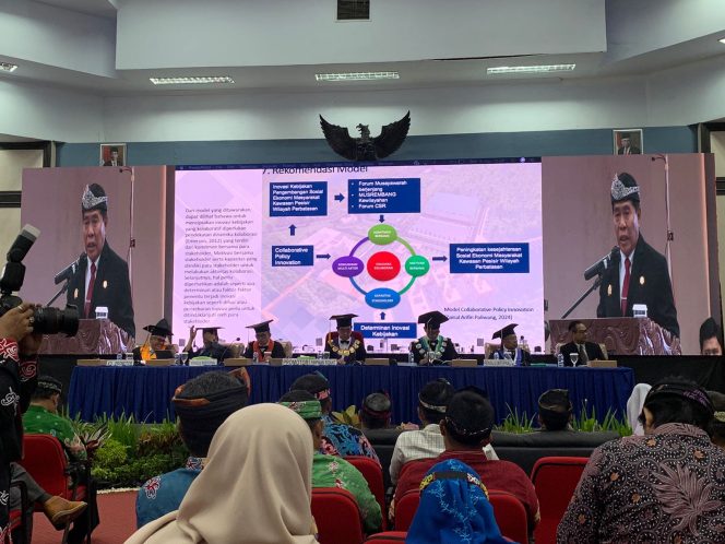 					Zainal Arifin Paliwang saat paparkan hasil Disertasinya pada Sidang Terbuka Promosi Doktor Administrasi Publik (dok. Khaerul AM_berita.news)