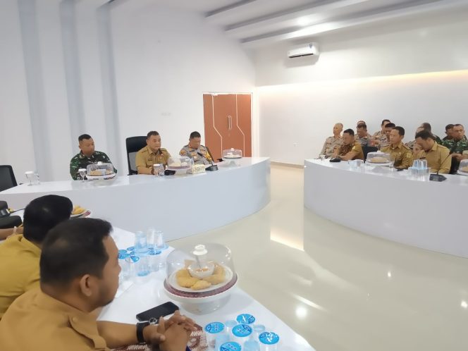 					Rapat Koordinasi Forkopimda dan Forkopincam yang dipimpin Pj Bupati Sinjai T.R Fahsul Falah di Command Center. (Dok. Ist)