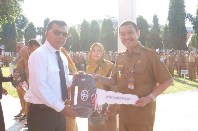 					Penyerahan ambulans secara simbolis ini dilakukan di sela Apel Gabungan OPD Lingkup Pemerintah Kabupaten Bulukumba, di halaman Kantor Bupati. (Dok. Ist)