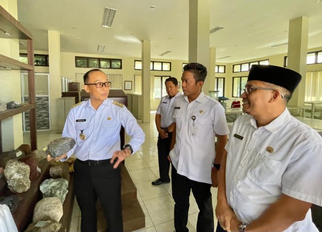 					Pj Gubernur Sulsel Prof Zudan Arif Fakrulloh saat melihat sampel Batuan Mineral di Laboratorium Batuan Dinas ESDM (dok.)