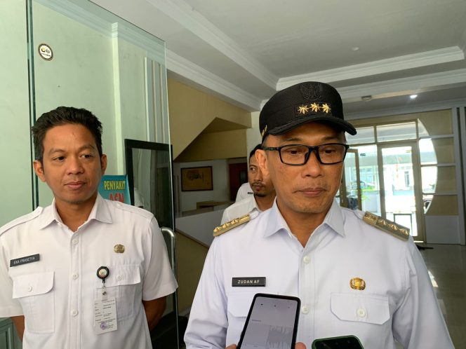 					Pj Gubernur Sulsel Prof Zudan Arif Fakrulloh saat berkunjung di Dinas Energi Sumber Daya Mineral (ESDM), didampingi Kadis ESDM Andi Eka Prasetya (dok.)