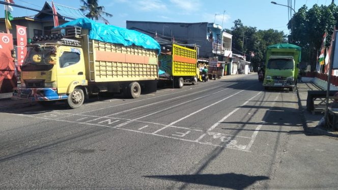 					Sejumlah Mobil Truk Kuasai Bahu Jalan di Jembatan Jl. Muhammad Tahir, Kelurahan Jongaya, Makassar. (Dok. Berita.News/ Akbar)