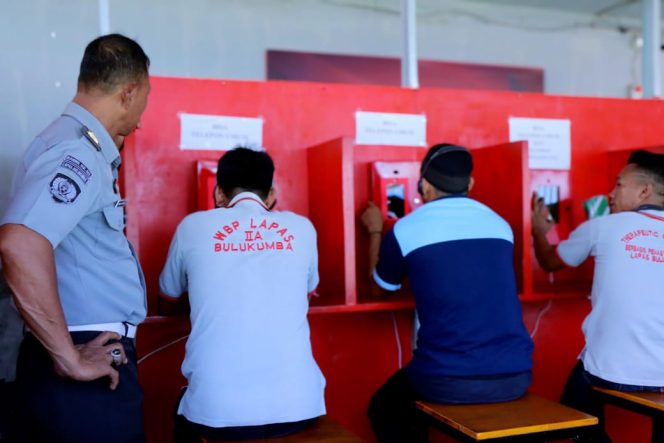 					WBP Lapas Bulukumba Menggunakan Layaman Wartel Suspas untuk Komunikasi dengan Keluarganya. (Dok. Ist)