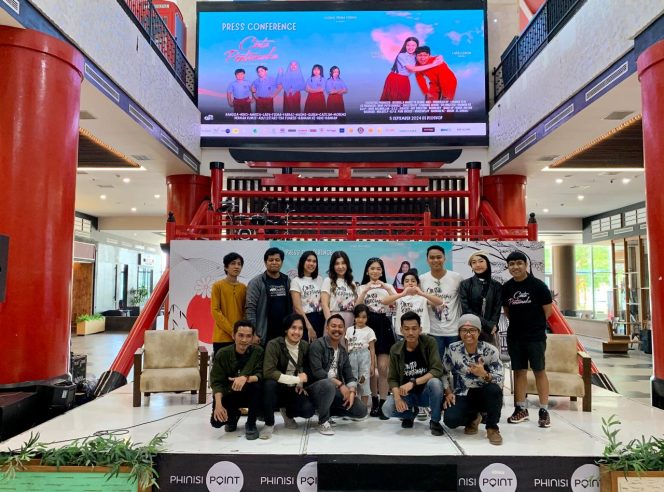 					Pemain, Crew dan Official Film Cinta Pertamaku berfoto bersama usai konferensi pers di Mall Phinisi Point Makassar (dok.Andi)
