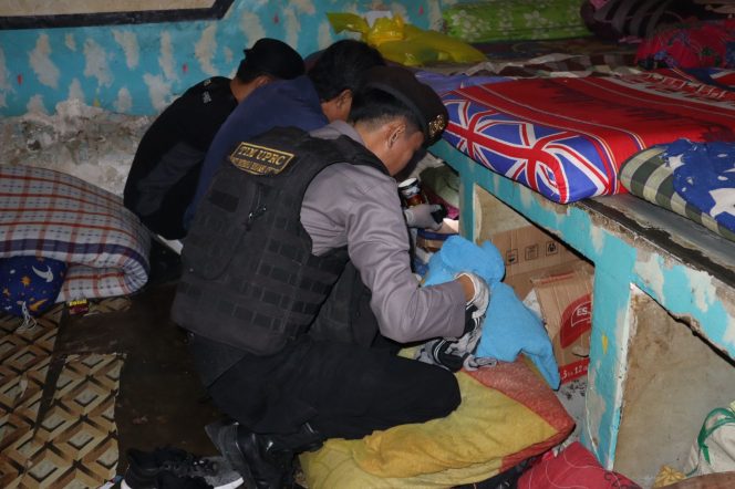 					Petugas Gabungan Geledah Kamar Hunian Warga Binaan Lapas Bulukumba. (Dok. Ist)