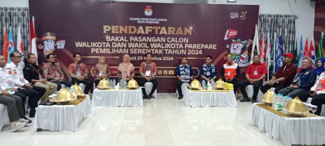 					Pasangan TSM MO beserta tim melakukan pendaftaran di KPU Parepare. (Dok. Berita.News/ Wahyu Ady Saputra)