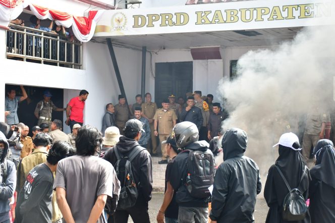 					Pj Bupati Terima Pengunjuk Rasa di DPRD Sinjai