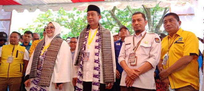 					Pasangan Erat Bersalam saat Tiba di KPU Parepare untuk Mendaftar sebagai Kandidat Pilkada 2024. (Dok. Berita.News/ Wahyu Ady Saputra)