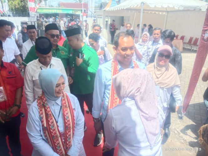 					Sekretaris KPU Sinjai Nurkhaeriyyah saat Mengalungkan Selendang kepada Paslon RAMAH. (Dok. Ist/ Tim)