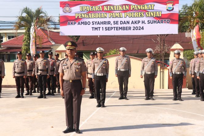					Upacara Kenaikan Pangkat Pengabdian di halaman Mapolres yang dipimpin langsung Kapolres Sinjai AKBP Harry Azhar. (Dok. Ist)