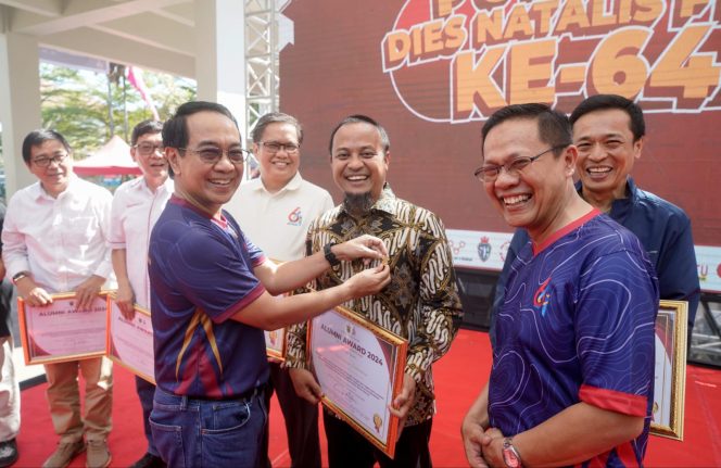 					Andi Sudirman Raih Penghargaan Alumni di Dies Natalis Fakultas Teknik  UNHAS