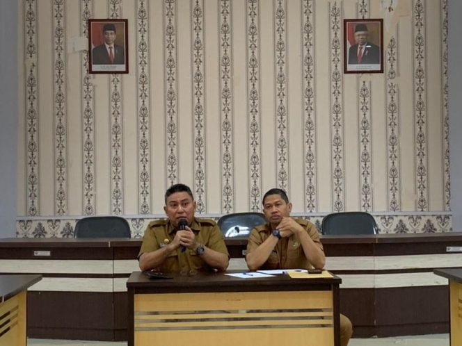 					Kepala Dinas Sosial Pemprov Sulsel Malik Faisal didampingi Kabid Humas Diskominfo SP Sulsel Fitra saat coffe morning bersama awak media di Kantor Dinss Sosial Jalan AP Pettarani Makassar (dok.)