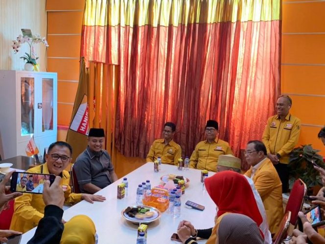 					Calon Gubernur Sulsel Andi Sudirman Sulaiman saat mengembalikan formulir pendaftaran di DPD Partai Hanura Sulsel di Jalan AP Pettarani Makassar (dok.)